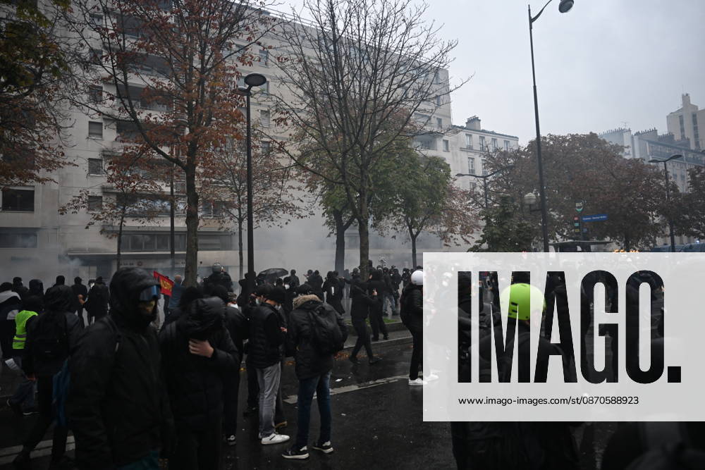 Police intervene in demonstrators amid ongoing protests in Paris PARIS, FRANCE - OCTOBER 24: Police intervene in protesters as demonstrators carrying banners, gather during a demonstration amid ongoing social and political tensions in Paris, France, on October 24, 2026. Mouneb Taim Anadolu Paris France. Editorial use only. Please get in touch for any other usage.
