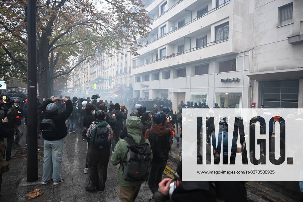 Police intervene in demonstrators amid ongoing protests in Paris PARIS, FRANCE - OCTOBER 24: Police intervene in protesters as demonstrators carrying banners, gather during a demonstration amid ongoing social and political tensions in Paris, France, on October 24, 2026. Mouneb Taim Anadolu Paris France. Editorial use only. Please get in touch for any other usage.
