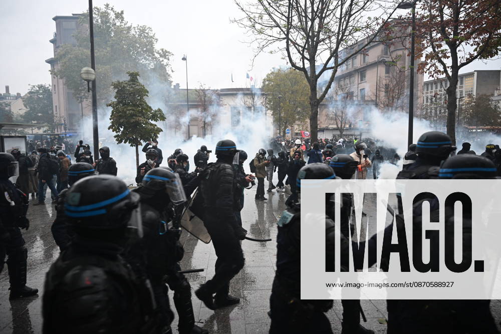Police intervene in demonstrators amid ongoing protests in Paris PARIS, FRANCE - OCTOBER 24: Police intervene in protesters as demonstrators carrying banners, gather during a demonstration amid ongoing social and political tensions in Paris, France, on October 24, 2026. Mouneb Taim Anadolu Paris France. Editorial use only. Please get in touch for any other usage.