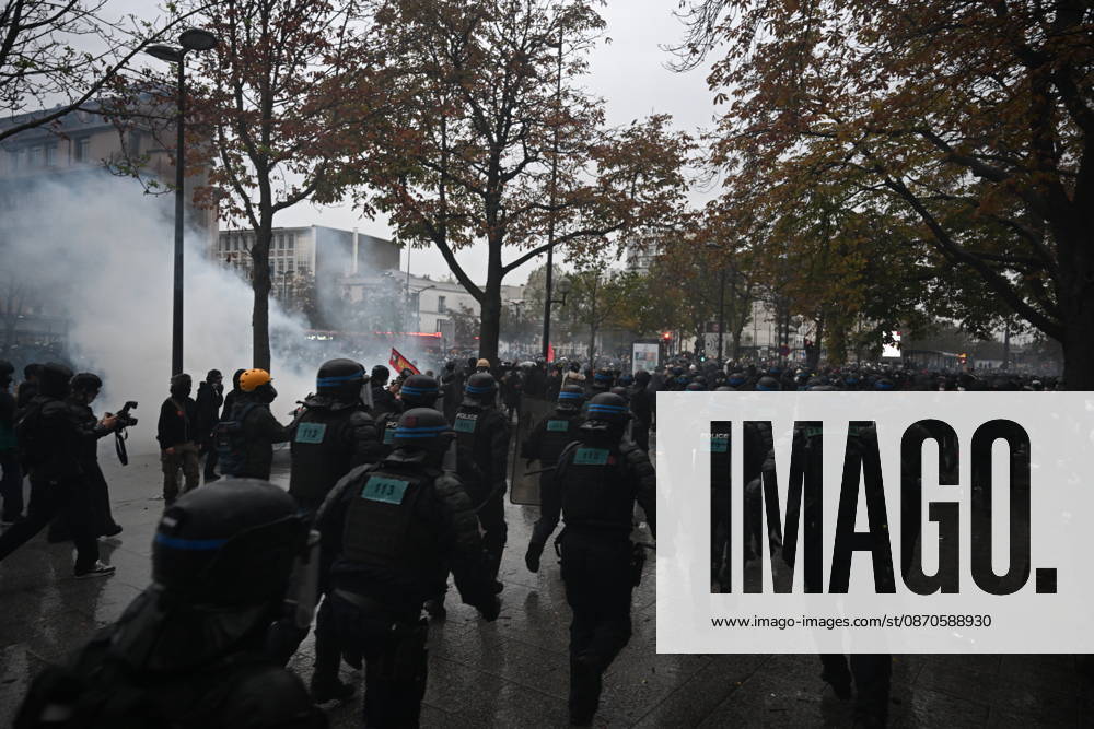 Police intervene in demonstrators amid ongoing protests in Paris PARIS, FRANCE - OCTOBER 24: Police intervene in protesters as demonstrators carrying banners, gather during a demonstration amid ongoing social and political tensions in Paris, France, on October 24, 2026. Mouneb Taim Anadolu Paris France. Editorial use only. Please get in touch for any other usage.