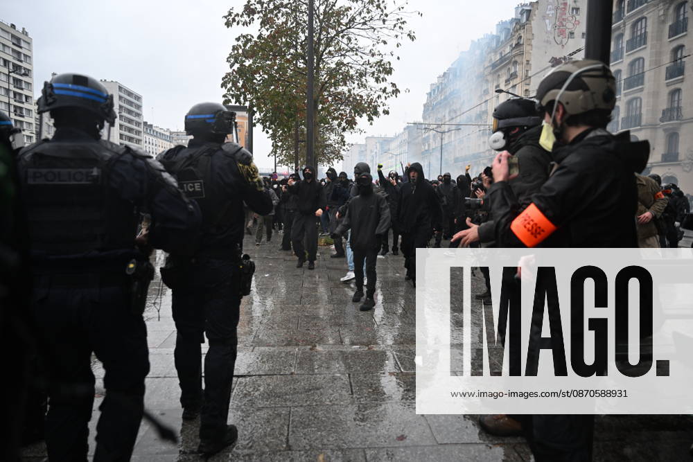 Police intervene in demonstrators amid ongoing protests in Paris PARIS, FRANCE - OCTOBER 24: Police intervene in protesters as demonstrators carrying banners, gather during a demonstration amid ongoing social and political tensions in Paris, France, on October 24, 2026. Mouneb Taim Anadolu Paris France. Editorial use only. Please get in touch for any other usage.