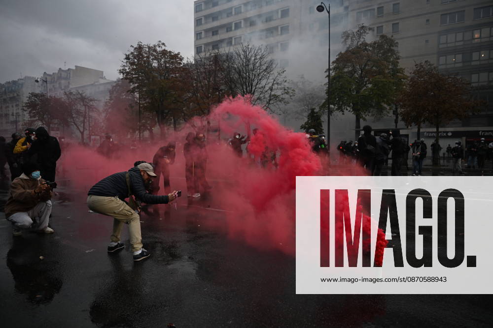 Police intervene in demonstrators amid ongoing protests in Paris PARIS, FRANCE - OCTOBER 24: Police intervene in protesters as demonstrators carrying banners, gather during a demonstration amid ongoing social and political tensions in Paris, France, on October 24, 2026. Mouneb Taim Anadolu Paris France. Editorial use only. Please get in touch for any other usage.