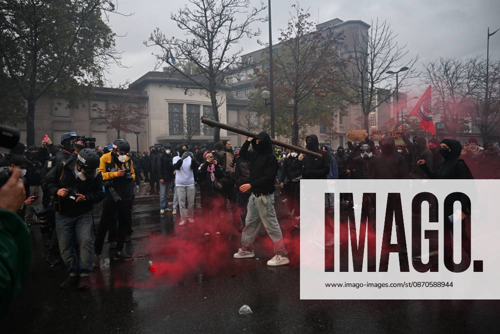 Police intervene in demonstrators amid ongoing protests in Paris PARIS, FRANCE - OCTOBER 24: Police intervene in protesters as demonstrators carrying banners, gather during a demonstration amid ongoing social and political tensions in Paris, France, on October 24, 2026. Mouneb Taim Anadolu Paris France. Editorial use only. Please get in touch for any other usage.