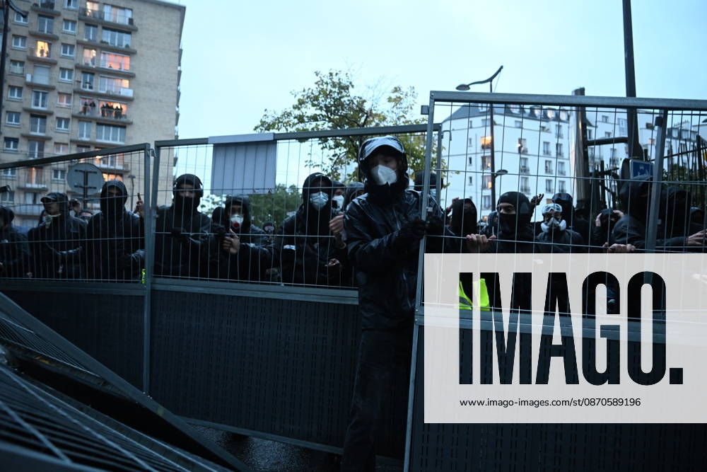 Police intervene in demonstrators amid ongoing protests in Paris PARIS, FRANCE - OCTOBER 24: Police intervene in protesters as demonstrators carrying banners, gather during a demonstration amid ongoing social and political tensions in Paris, France, on October 24, 2026. Mouneb Taim Anadolu Paris France. Editorial use only. Please get in touch for any other usage.