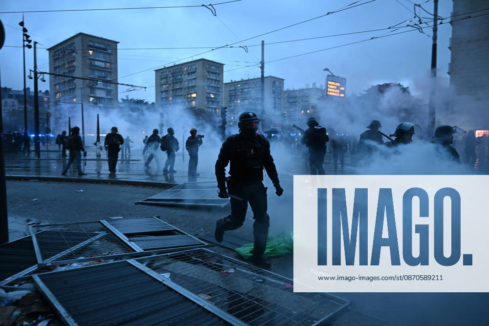 Police intervene in demonstrators amid ongoing protests in Paris PARIS, FRANCE - OCTOBER 24: Police intervene in protesters as demonstrators carrying banners, gather during a demonstration amid ongoing social and political tensions in Paris, France, on October 24, 2026. Mouneb Taim Anadolu Paris France. Editorial use only. Please get in touch for any other usage.