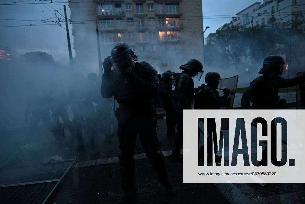 Police intervene in demonstrators amid ongoing protests in Paris PARIS, FRANCE - OCTOBER 24: Police intervene in protesters as demonstrators carrying banners, gather during a demonstration amid ongoing social and political tensions in Paris, France, on October 24, 2026. Mouneb Taim Anadolu Paris France. Editorial use only. Please get in touch for any other usage.