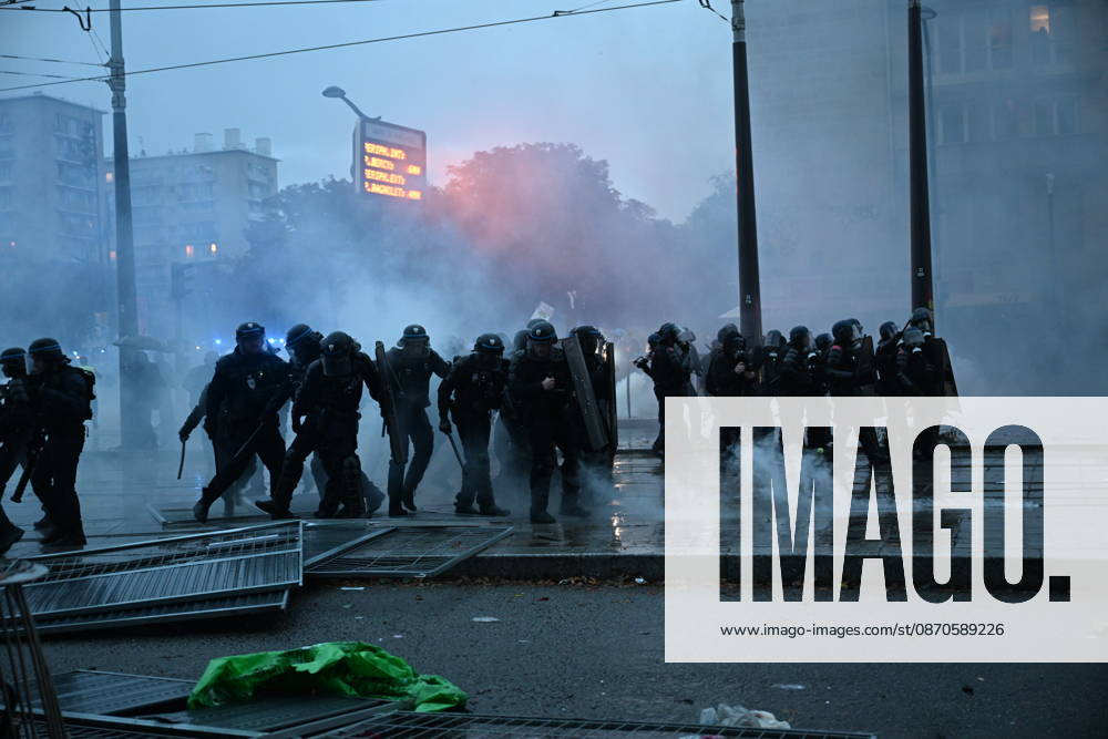 Police intervene in demonstrators amid ongoing protests in Paris PARIS, FRANCE - OCTOBER 24: Police intervene in protesters as demonstrators carrying banners, gather during a demonstration amid ongoing social and political tensions in Paris, France, on October 24, 2026. Mouneb Taim Anadolu Paris France. Editorial use only. Please get in touch for any other usage.