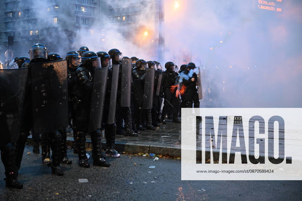 Police intervene in demonstrators amid ongoing protests in Paris PARIS, FRANCE - OCTOBER 24: Police intervene in protesters as demonstrators carrying banners, gather during a demonstration amid ongoing social and political tensions in Paris, France, on October 24, 2026. Mouneb Taim Anadolu Paris France. Editorial use only. Please get in touch for any other usage.