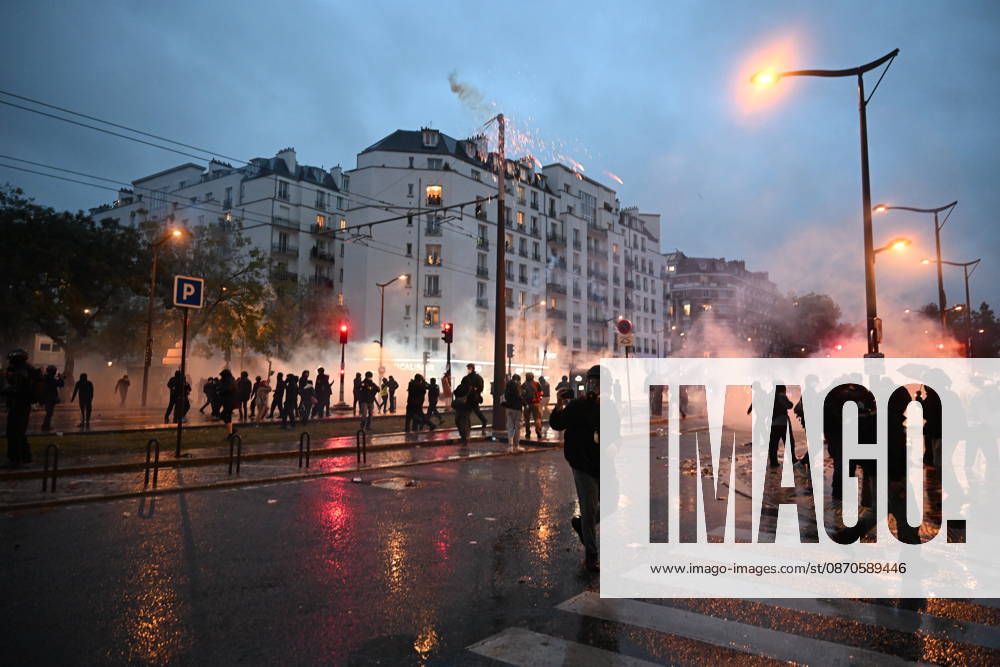 Police intervene in demonstrators amid ongoing protests in Paris PARIS, FRANCE - OCTOBER 24: Police intervene in protesters as demonstrators carrying banners, gather during a demonstration amid ongoing social and political tensions in Paris, France, on October 24, 2026. Mouneb Taim Anadolu Paris France. Editorial use only. Please get in touch for any other usage.