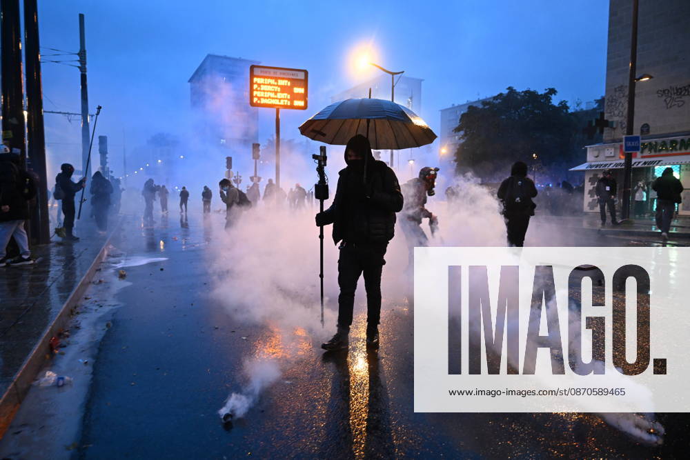 Police intervene in demonstrators amid ongoing protests in Paris PARIS, FRANCE - OCTOBER 24: Police intervene in protesters as demonstrators carrying banners, gather during a demonstration amid ongoing social and political tensions in Paris, France, on October 24, 2026. Mouneb Taim Anadolu Paris France. Editorial use only. Please get in touch for any other usage.