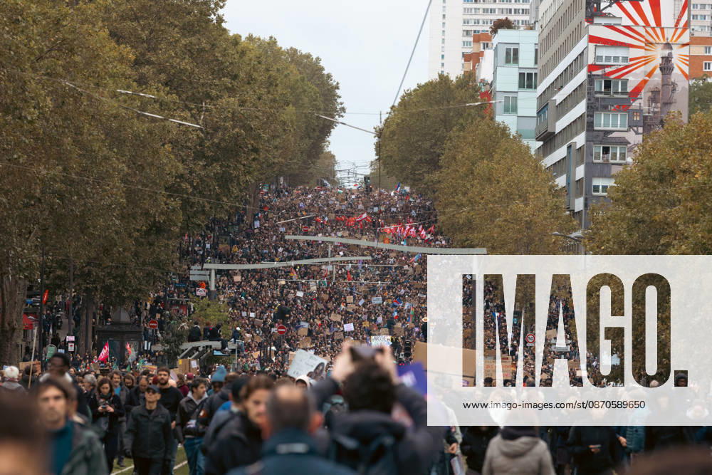 Demonstration on Saturday, October 24, 2026, starting at the Porte d’Italie in Paris. A large-scale rally brought together a massive crowd in the streets of the capital, reflecting strong popular mobilization. The demonstrators set off from the south of Paris, forming a dense procession in an atmosphere of collective mobilization. Frederic Levebvre Bestimage Paris France