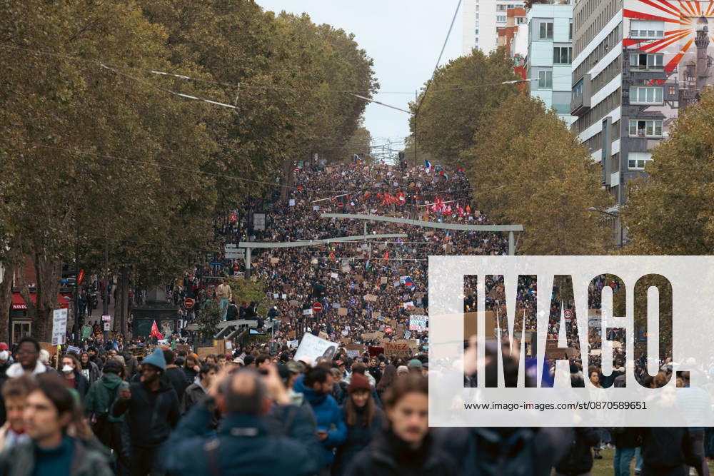 Demonstration on Saturday, October 24, 2026, starting at the Porte d’Italie in Paris. A large-scale rally brought together a massive crowd in the streets of the capital, reflecting strong popular mobilization. The demonstrators set off from the south of Paris, forming a dense procession in an atmosphere of collective mobilization. Frederic Levebvre Bestimage Paris France