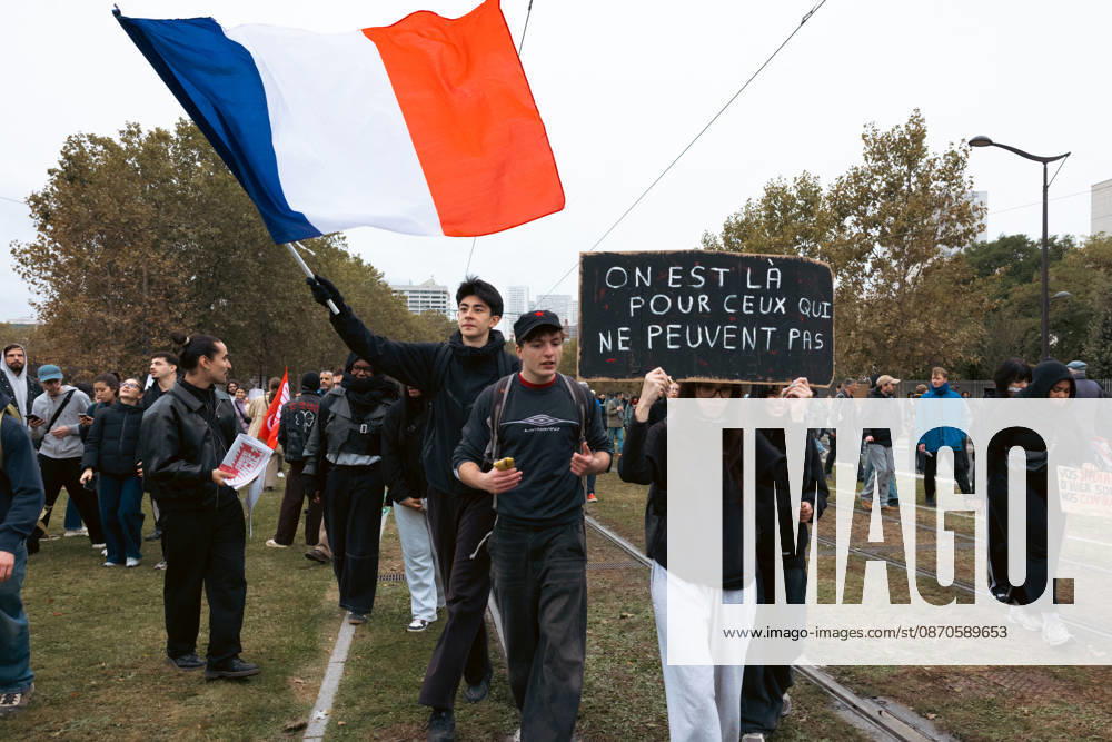 Demonstration on Saturday, October 24, 2026, starting at the Porte d’Italie in Paris. A large-scale rally brought together a massive crowd in the streets of the capital, reflecting strong popular mobilization. The demonstrators set off from the south of Paris, forming a dense procession in an atmosphere of collective mobilization. Frederic Levebvre Bestimage Paris France