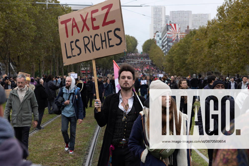Demonstration on Saturday, October 24, 2026, starting at the Porte d’Italie in Paris. A large-scale rally brought together a massive crowd in the streets of the capital, reflecting strong popular mobilization. The demonstrators set off from the south of Paris, forming a dense procession in an atmosphere of collective mobilization. Frederic Levebvre Bestimage Paris France