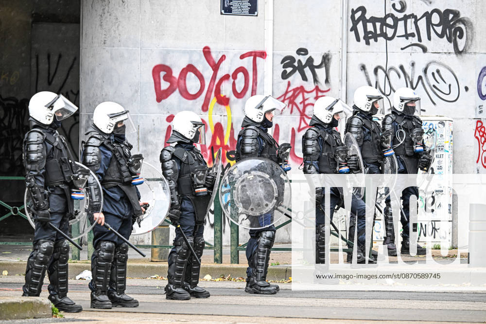 A group of riot police officers in protective equipment blocks a street during student protests in Brussels, Belgium, on 24 October 2026. Police repeatedly disperse groups of demonstrators and restrict movement through streets and avenues in central Brussels between Avenue Lemonnier and Brussels-South railway station.