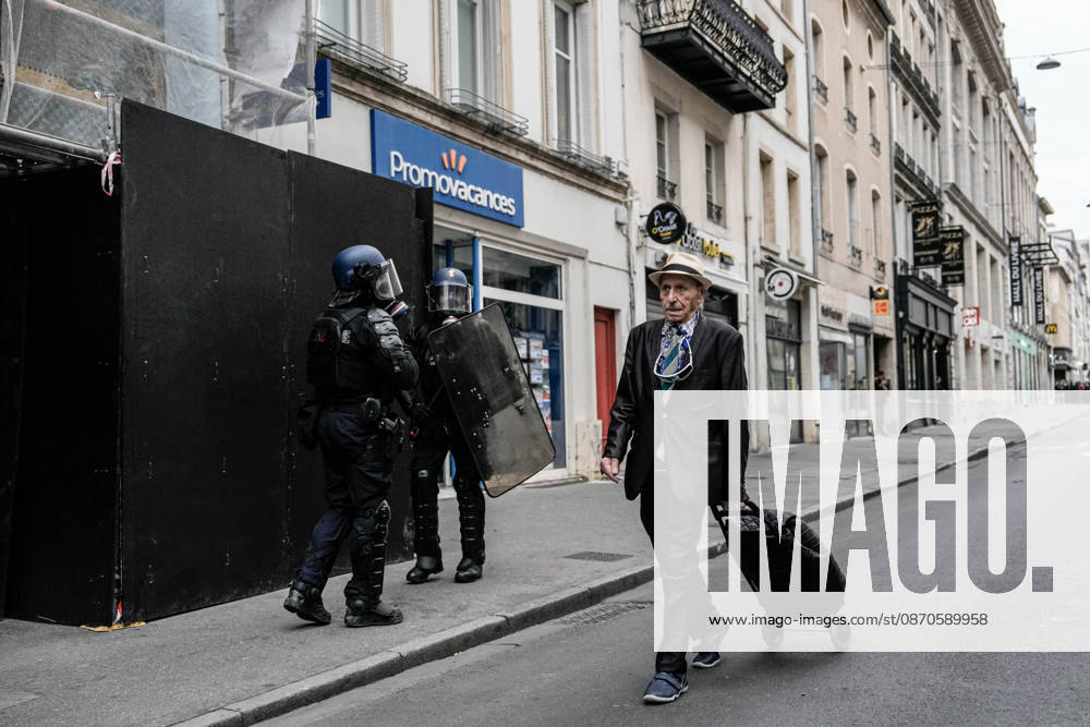 Police intervene in demonstrators amid ongoing protests in Nancy NANCY, FRANCE - OCTOBER 24: Police clash with protesters with water cannons and tear gas during a demonstration amid ongoing social and political tensions in Nancy, France, on October 24, 2026. Muhammed Said Tako Anadolu Nancy France. Editorial use only. Please get in touch for any other usage.