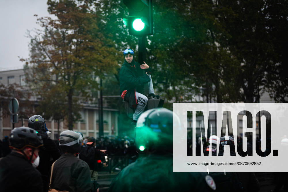 Demonstrators clash with police near Porte de Vincennes amid ongoing protests in Paris PARIS, FRANCE - OCTOBER 24: Demonstrators clash with police near Porte de vincennes during a demonstration amid ongoing social and political tensions in Paris, France, on October 24, 2026. Police use tear gas and high pressure water to disperse the crowd. Rachelle Papillon-Amblard Anadolu Paris France. Editorial use only. Please get in touch for any other usage.