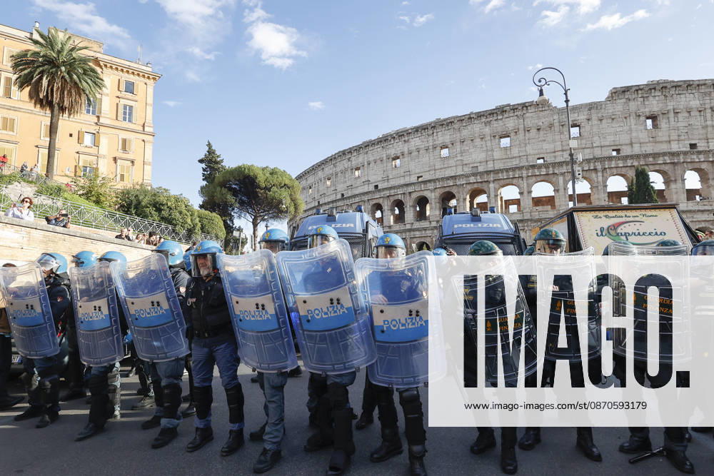 Demonstration against the Italian government in Rome ROME, ITALY, OCTOBER 24: Anti-riot police officers line up in front of the Colosseum during a protest against the Italian government in Rome, Italy, on October 24, 2026. Riccardo De Luca Anadolu Rome Italy. Editorial use only. Please get in touch for any other usage.