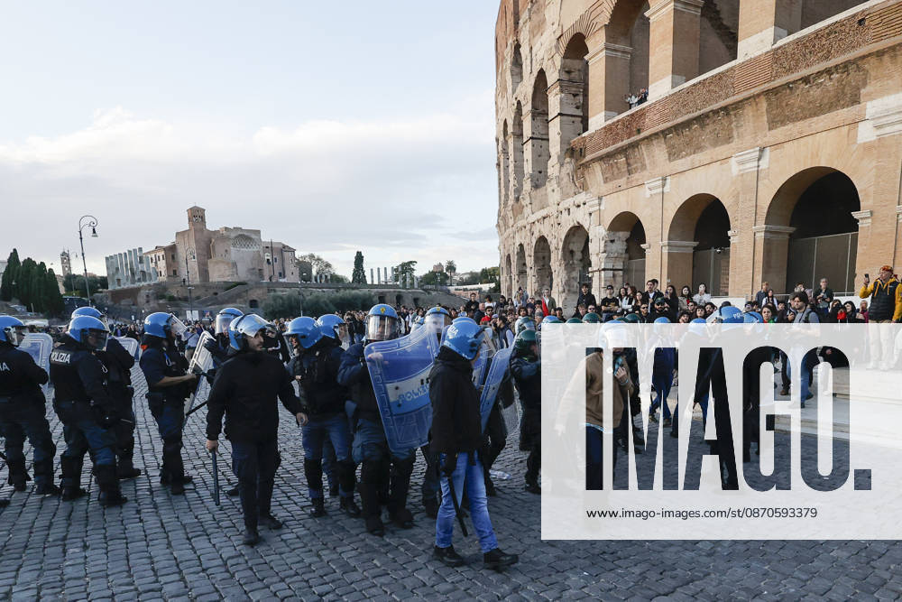 Demonstration against the Italian government in Rome ROME, ITALY, OCTOBER 24: Anti-riot police officers line up in front of the Colosseum during a protest against the Italian government in Rome, Italy, on October 24, 2026. Riccardo De Luca Anadolu Rome Italy. Editorial use only. Please get in touch for any other usage.