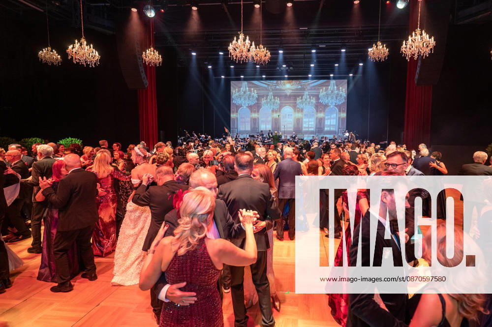 Leipzig - 30. Leipziger Opernball auf dem Augustusplatz 24.10.2026 ab 17 Uhr Leipzig, Augustusplatz (Oper Leipzig) Fotograf: EHL Media Rico Welzel Im Foto: Tanz während des Leipziger Opernballs im Saal der Oper Am 24. Oktober 2026 findet in der Oper Leipzig der 31. Leipziger Opernball statt. Dazu sind erneut Dutzende nationale und internationale Stars eingeladen. Leipzig Oper Leipzig Sachsen Deutschland