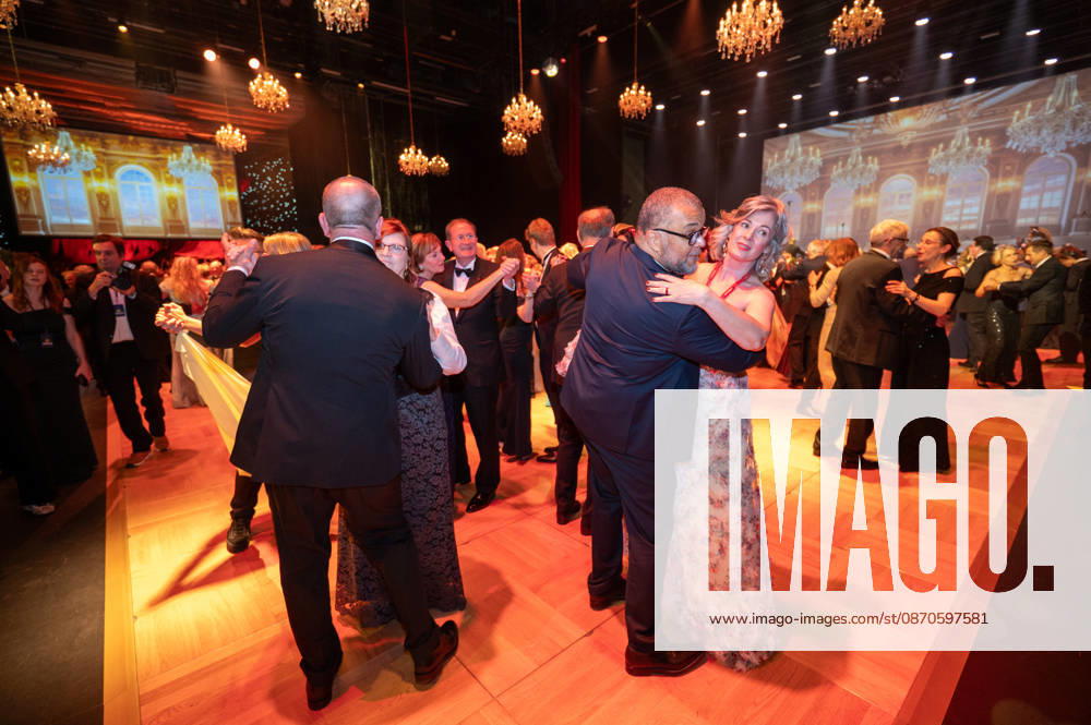 Leipzig - 30. Leipziger Opernball auf dem Augustusplatz 24.10.2026 ab 17 Uhr Leipzig, Augustusplatz (Oper Leipzig) Fotograf: EHL Media Rico Welzel Im Foto: Tanz während des Leipziger Opernballs im Saal der Oper Am 24. Oktober 2026 findet in der Oper Leipzig der 31. Leipziger Opernball statt. Dazu sind erneut Dutzende nationale und internationale Stars eingeladen. Leipzig Oper Leipzig Sachsen Deutschland