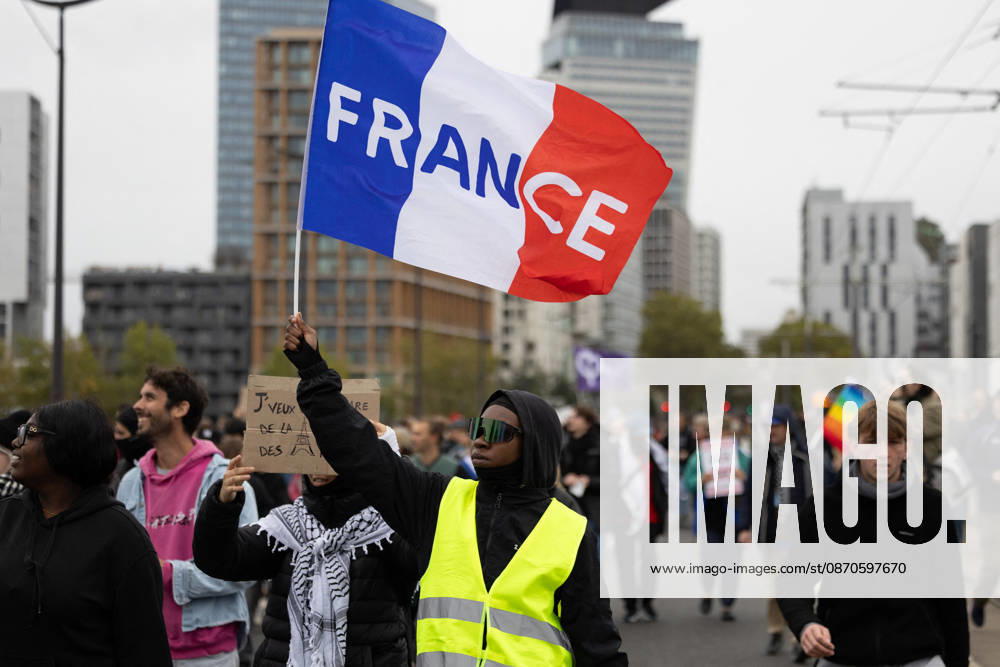 Yellow Vests Protest Act II - Paris RL A woman wearing a Yellow Vest (Gilet Jaune) holds a French flag during a demonstration in favor of purchasing power, the protection of public services, and fiscal and social justice, in Paris on October 24, 2026 as part of a nationwide call for mobilisation and protest bringing together former members of the Yellow Vest movement, labor unions, high school and university students. Photo by Raphael Lafargue ABACAPRESS.COM Paris France