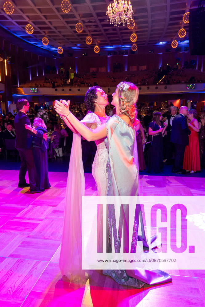 Leipzig - 30. Leipziger Opernball auf dem Augustusplatz 24.10.2026 ab 17 Uhr Leipzig, Augustusplatz (Oper Leipzig) Fotograf: EHL Media Rico Welzel Im Foto: Natalia Yegorova (links) und Iryna Thater Am 24. Oktober 2026 findet in der Oper Leipzig der 31. Leipziger Opernball statt. Dazu sind erneut Dutzende nationale und internationale Stars eingeladen. Leipzig Oper Leipzig Sachsen Deutschland