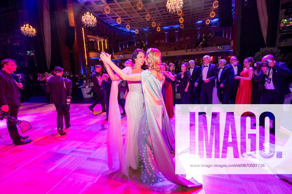 Leipzig - 30. Leipziger Opernball auf dem Augustusplatz 24.10.2026 ab 17 Uhr Leipzig, Augustusplatz (Oper Leipzig) Fotograf: EHL Media Rico Welzel Im Foto: Natalia Yegorova (links) und Iryna Thater Am 24. Oktober 2026 findet in der Oper Leipzig der 31. Leipziger Opernball statt. Dazu sind erneut Dutzende nationale und internationale Stars eingeladen. Leipzig Oper Leipzig Sachsen Deutschland