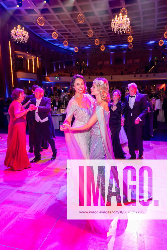 Leipzig - 30. Leipziger Opernball auf dem Augustusplatz 24.10.2026 ab 17 Uhr Leipzig, Augustusplatz (Oper Leipzig) Fotograf: EHL Media Rico Welzel Im Foto: Natalia Yegorova (links) und Iryna Thater Am 24. Oktober 2026 findet in der Oper Leipzig der 31. Leipziger Opernball statt. Dazu sind erneut Dutzende nationale und internationale Stars eingeladen. Leipzig Oper Leipzig Sachsen Deutschland