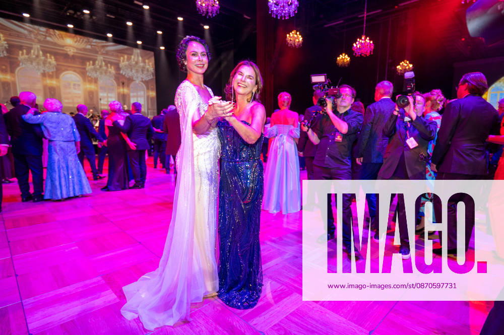 Leipzig - 30. Leipziger Opernball auf dem Augustusplatz 24.10.2026 ab 17 Uhr Leipzig, Augustusplatz (Oper Leipzig) Fotograf: EHL Media Rico Welzel Im Foto: Natalia Yegorova, Sängerin und Claudia Obert, Unternehmerin Am 24. Oktober 2026 findet in der Oper Leipzig der 31. Leipziger Opernball statt. Dazu sind erneut Dutzende nationale und internationale Stars eingeladen. Leipzig Oper Leipzig Sachsen Deutschland