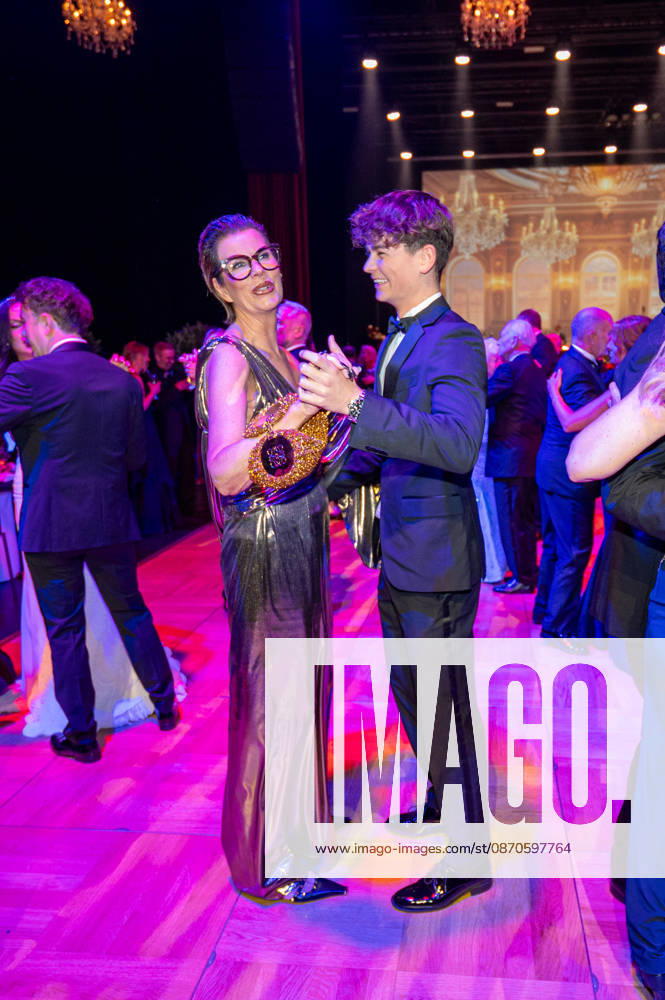 Leipzig - 30. Leipziger Opernball auf dem Augustusplatz 24.10.2026 ab 17 Uhr Leipzig, Augustusplatz (Oper Leipzig) Fotograf: EHL Media Rico Welzel Im Foto: Claudia Eggers, Influencerin mit Benni BK, Influencer Am 24. Oktober 2026 findet in der Oper Leipzig der 31. Leipziger Opernball statt. Dazu sind erneut Dutzende nationale und internationale Stars eingeladen. Leipzig Oper Leipzig Sachsen Deutschland