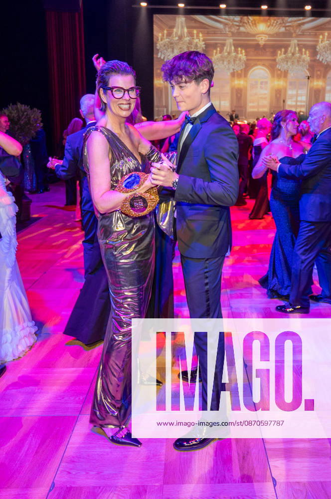 Leipzig - 30. Leipziger Opernball auf dem Augustusplatz 24.10.2026 ab 17 Uhr Leipzig, Augustusplatz (Oper Leipzig) Fotograf: EHL Media Rico Welzel Im Foto: Claudia Eggers, Influencerin mit Benni BK, Influencer Am 24. Oktober 2026 findet in der Oper Leipzig der 31. Leipziger Opernball statt. Dazu sind erneut Dutzende nationale und internationale Stars eingeladen. Leipzig Oper Leipzig Sachsen Deutschland