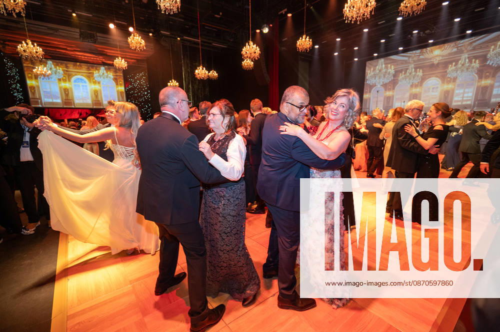 Leipzig - 30. Leipziger Opernball auf dem Augustusplatz 24.10.2026 ab 17 Uhr Leipzig, Augustusplatz (Oper Leipzig) Fotograf: EHL Media Rico Welzel Im Foto: Tanz während des Leipziger Opernballs im Saal der Oper Am 24. Oktober 2026 findet in der Oper Leipzig der 31. Leipziger Opernball statt. Dazu sind erneut Dutzende nationale und internationale Stars eingeladen. Leipzig Oper Leipzig Sachsen Deutschland