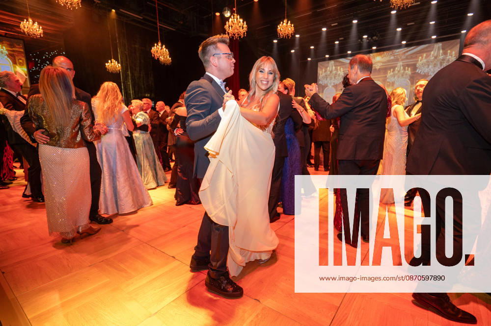 Leipzig - 30. Leipziger Opernball auf dem Augustusplatz 24.10.2026 ab 17 Uhr Leipzig, Augustusplatz (Oper Leipzig) Fotograf: EHL Media Rico Welzel Im Foto: Annemarie Eilfeld, Sängerin und Dominik Ledea Am 24. Oktober 2026 findet in der Oper Leipzig der 31. Leipziger Opernball statt. Dazu sind erneut Dutzende nationale und internationale Stars eingeladen. Leipzig Oper Leipzig Sachsen Deutschland