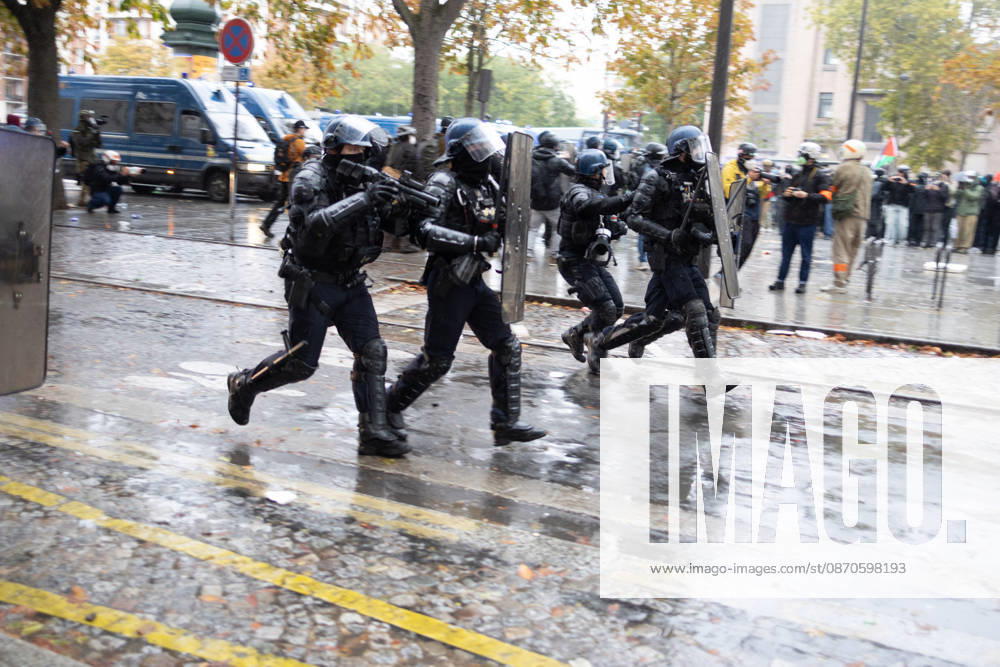 Yellow Vests Protest Act II - Paris RL Protesters clash with police forces at the porte de Vincennes at the end of a demonstration in favor of purchasing power, the protection of public services, and fiscal and social justice, in Paris on October 24, 2026 as part of a nationwide call for mobilisation and protest bringing together former members of the Yellow Vest movement, labor unions, high school and university students. Photo by Raphael Lafargue ABACAPRESS.COM Paris France