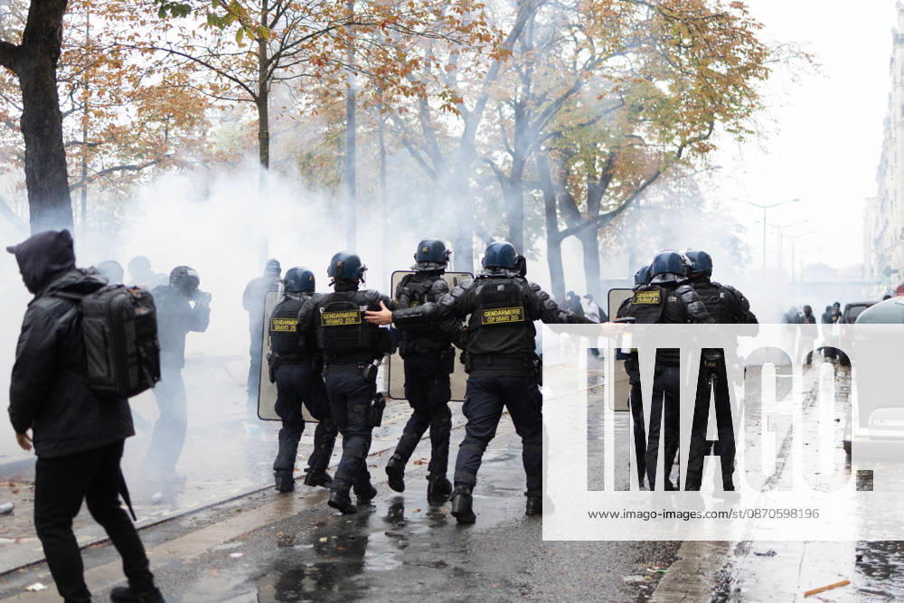 Yellow Vests Protest Act II - Paris RL Protesters clash with police forces at the porte de Vincennes at the end of a demonstration in favor of purchasing power, the protection of public services, and fiscal and social justice, in Paris on October 24, 2026 as part of a nationwide call for mobilisation and protest bringing together former members of the Yellow Vest movement, labor unions, high school and university students. Photo by Raphael Lafargue ABACAPRESS.COM Paris France