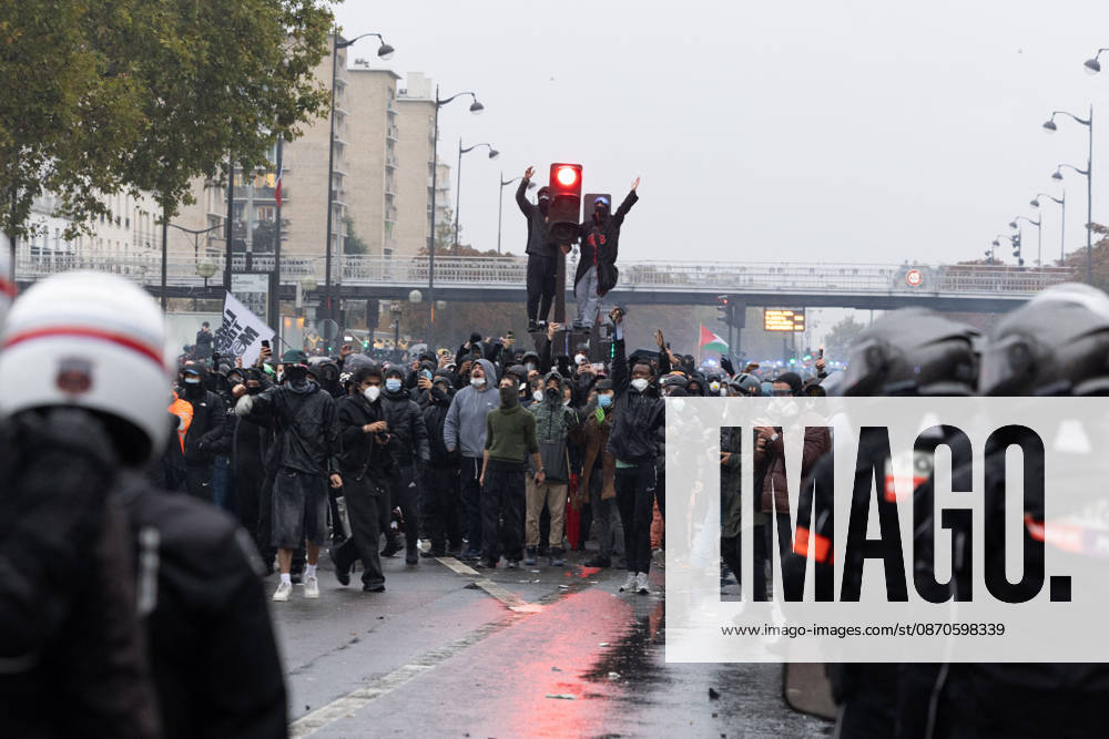 Yellow Vests Protest Act II - Paris RL Protesters clash with police forces at the porte de Vincennes at the end of a demonstration in favor of purchasing power, the protection of public services, and fiscal and social justice, in Paris on October 24, 2026 as part of a nationwide call for mobilisation and protest bringing together former members of the Yellow Vest movement, labor unions, high school and university students. Photo by Raphael Lafargue ABACAPRESS.COM Paris France