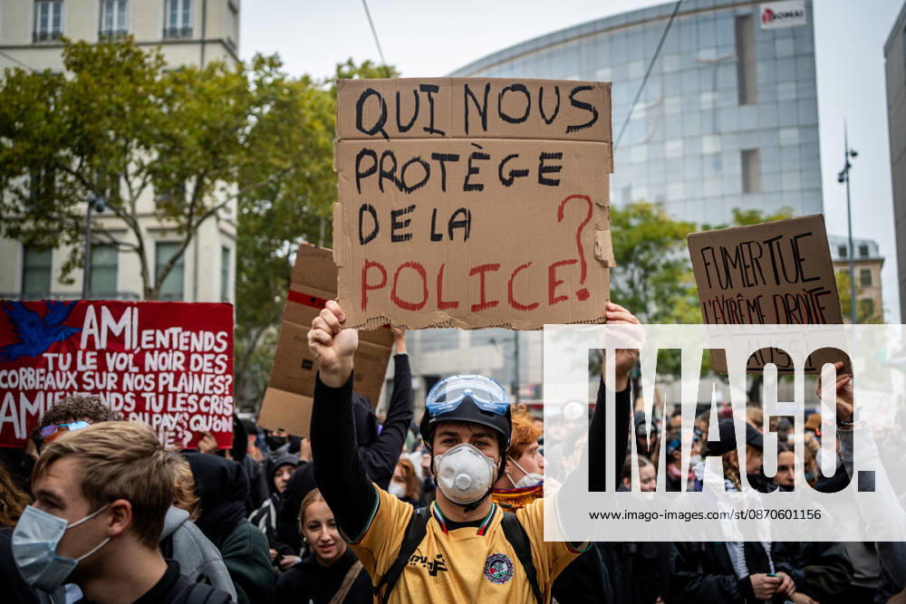 Protest against the high cost of living in Lyon on October 24, 2026 Nicolas Liponne MAXPPP Lyon 10 24 2026 A person holds a sign reading Who protects us from the police? during a day of protests against the high cost of living in Lyon, October 24, 2026. Demonstrations had been banned in part of the city center following the riots on October 17. A person holds a sign reading Who protects us from the police? during a protest against the high cost of living in Lyon on October 24, 2026. Demonstrations had been banned in part of the city center following the riots on October 17. France, Oct. 24, 2026. Another day of protests this Saturday, and amid fears of renewed violence and looting, restrictions on freedom of movement and assembly have