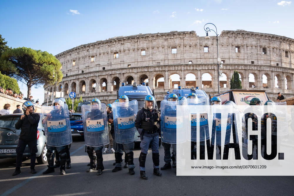Thousands of people take to the streets to join the Get Italy out of the war march. Participants are calling for peace and protesting against the rising cost of living. Police block access to the Colosseum. Rome Italy - ZUMAg256 20261024_znp_g256_016