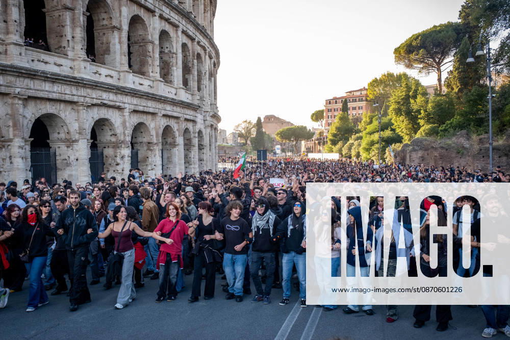 Thousands of people take to the streets to join the Get Italy out of the war march. Participants are calling for peace and protesting against the rising cost of living. Rome Italy - ZUMAg256 20261024_znp_g256_019