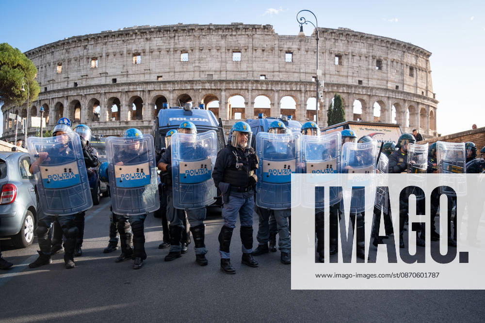 Thousands of people take to the streets to join the Get Italy out of the war march. Participants are calling for peace and protesting against the rising cost of living. Police block access to the Colosseum. Rome Italy - ZUMAg256 20261024_znp_g256_002