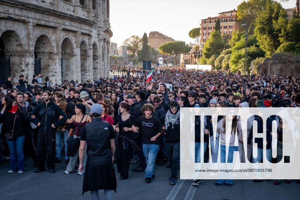 Thousands of people take to the streets to join the Get Italy out of the war march. Participants are calling for peace and protesting against the rising cost of living. Rome Italy - ZUMAg256 20261024_znp_g256_008