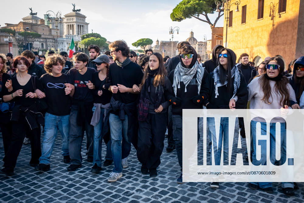 Thousands of people take to the streets to join the Get Italy out of the war march. Participants are calling for peace and protesting against the rising cost of living. Rome Italy - ZUMAg256 20261024_znp_g256_012
