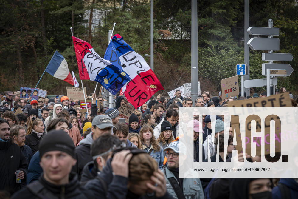 Lothringen, Metz. Erneut demonstrieren am Samstag mehrere hundert Menschen im franzoesischen Metz. Schueler, Studenten, Gewerkschaften und Gelbwesten versammeln sich auf dem Place de la Republique. Von dort ziehen sie durch die Innenstadt vor das Centre Pompidou Metz. Begleitet von starken Polizeikraeften verlaeuft die Versammlung bis zum Nachmittag friedlich.