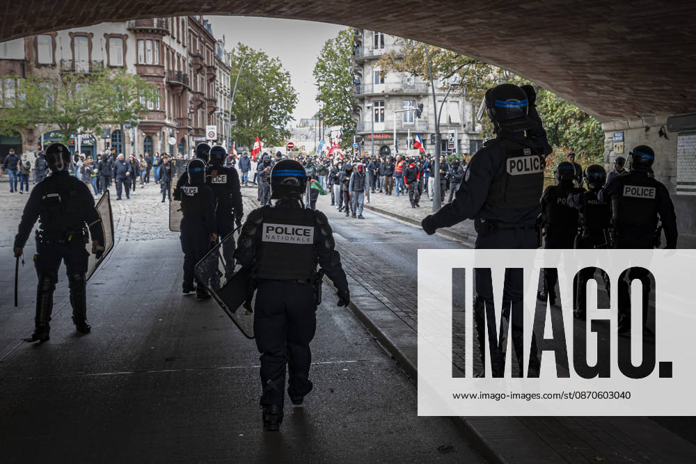 Lothringen, Metz. Erneut demonstrieren am Samstag mehrere hundert Menschen im franzoesischen Metz. Schueler, Studenten, Gewerkschaften und Gelbwesten versammeln sich auf dem Place de la Republique. Von dort ziehen sie durch die Innenstadt vor das Centre Pompidou Metz. Begleitet von starken Polizeikraeften verlaeuft die Versammlung bis zum Nachmittag friedlich.