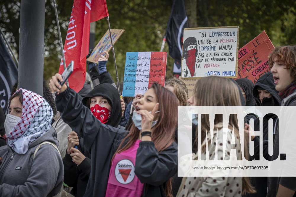 Lothringen, Metz. Erneut demonstrieren am Samstag mehrere hundert Menschen im franzoesischen Metz. Schueler, Studenten, Gewerkschaften und Gelbwesten versammeln sich auf dem Place de la Republique. Von dort ziehen sie durch die Innenstadt vor das Centre Pompidou Metz. Begleitet von starken Polizeikraeften verlaeuft die Versammlung bis zum Nachmittag friedlich.