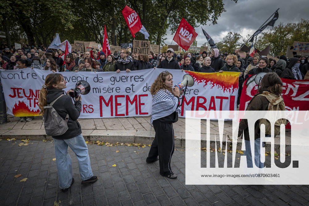 Lothringen, Metz. Erneut demonstrieren am Samstag mehrere hundert Menschen im franzoesischen Metz. Schueler, Studenten, Gewerkschaften und Gelbwesten versammeln sich auf dem Place de la Republique. Von dort ziehen sie durch die Innenstadt vor das Centre Pompidou Metz. Begleitet von starken Polizeikraeften verlaeuft die Versammlung bis zum Nachmittag friedlich.