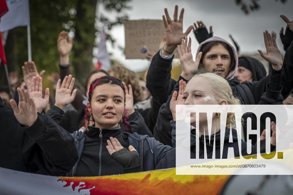 Lothringen, Metz. Erneut demonstrieren am Samstag mehrere hundert Menschen im franzoesischen Metz. Schueler, Studenten, Gewerkschaften und Gelbwesten versammeln sich auf dem Place de la Republique. Von dort ziehen sie durch die Innenstadt vor das Centre Pompidou Metz. Begleitet von starken Polizeikraeften verlaeuft die Versammlung bis zum Nachmittag friedlich.