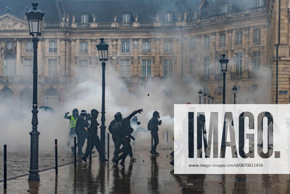 In Bordeaux, the march on the second day of protests against the rising cost of living initially proceeded peacefully. At the end of the route, violent clashes broke out on the sidelines between groups of demonstrators and law enforcement officers. Projectiles were thrown at riot police, who used tear gas to disperse the groups. Participants in the mobilization also included members of the Yellow Vests movement. Bordeaux France - ZUMAh207 20261024_zip_h207_023