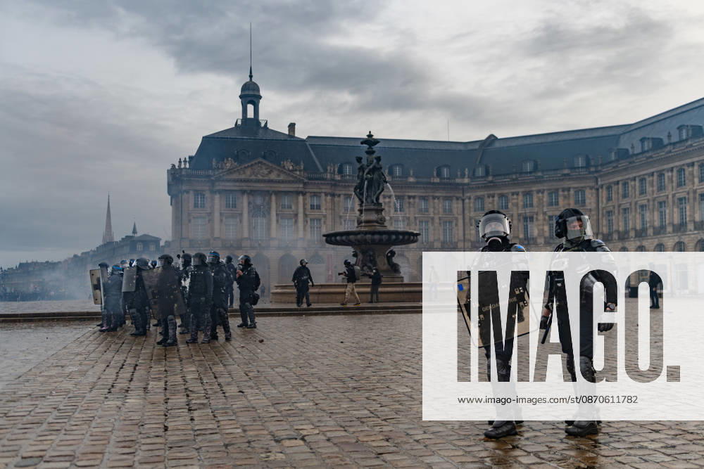 In Bordeaux, the march on the second day of protests against the rising cost of living initially proceeded peacefully. At the end of the route, violent clashes broke out on the sidelines between groups of demonstrators and law enforcement officers. Projectiles were thrown at riot police, who used tear gas to disperse the groups. Participants in the mobilization also included members of the Yellow Vests movement. Bordeaux France - ZUMAh207 20261024_zip_h207_021
